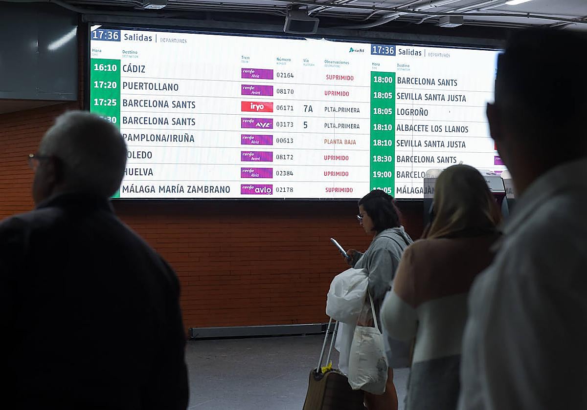 Pasajeros ante las pantallas de información de la Estación de Atocha