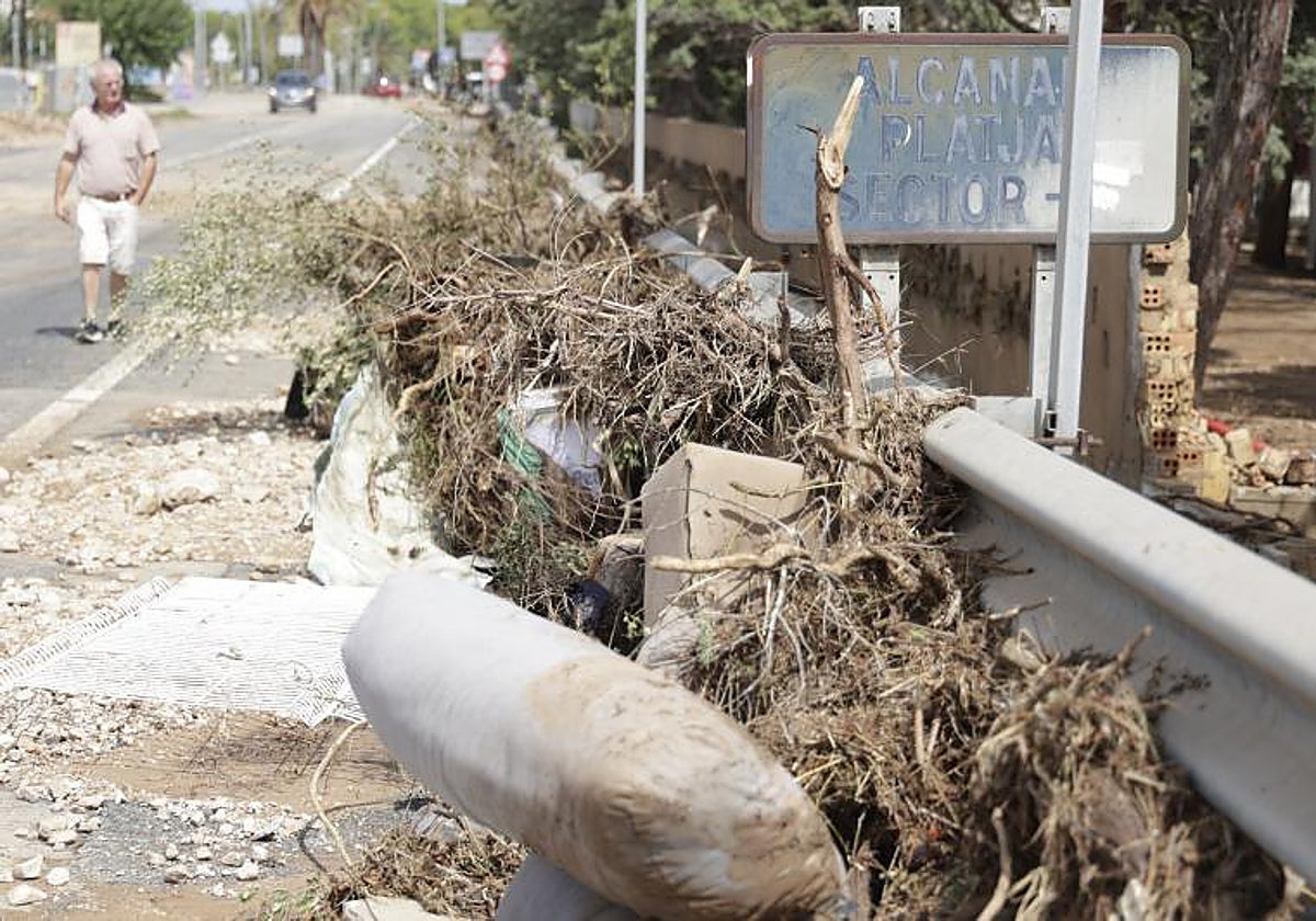 Aspecto de la N-340 entre Alcanar y Sant Carles de la Ràpita a su paso por el camping Els Alfacs, tras las intensas lluvias de este domingo