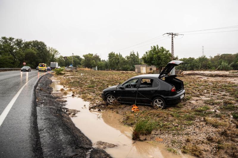 Un coche en el lateral de una las carreteras cercanas al municipio de Aldea del Fresno, en Madrid