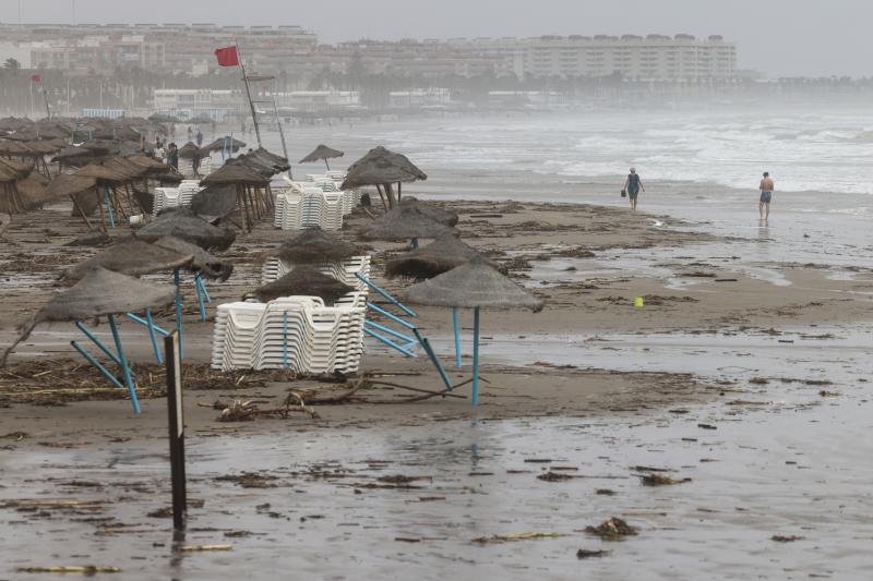 La playa  valenciana de la Malvarrosa luciendo bandera roja durante la mañana de este lunes,