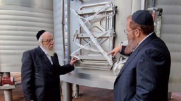 Libersohn (der.), supervisando una bodega de producción de vino kosher