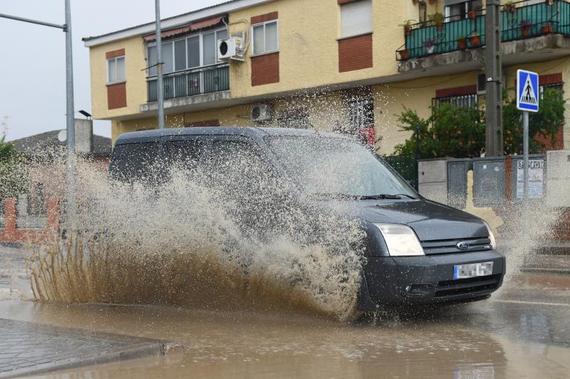 Un coche pasa sobre un charco en Villamanta, Madrid