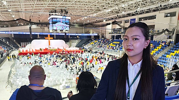 Nomin Batbayar, voluntaria, durante la misa multitudinaria oficiada por el Papa en Ulán Bator