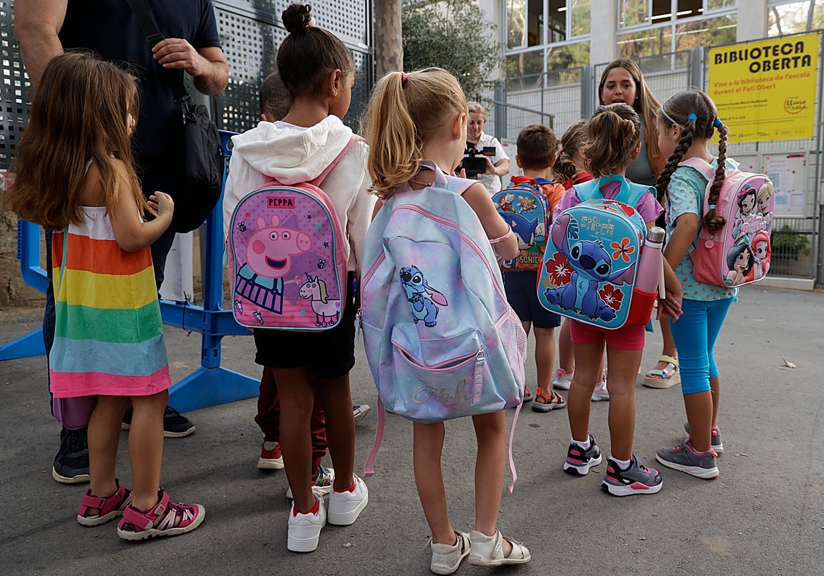 Alumnos de Educación Infantil en el primer día de clases en Barcelona