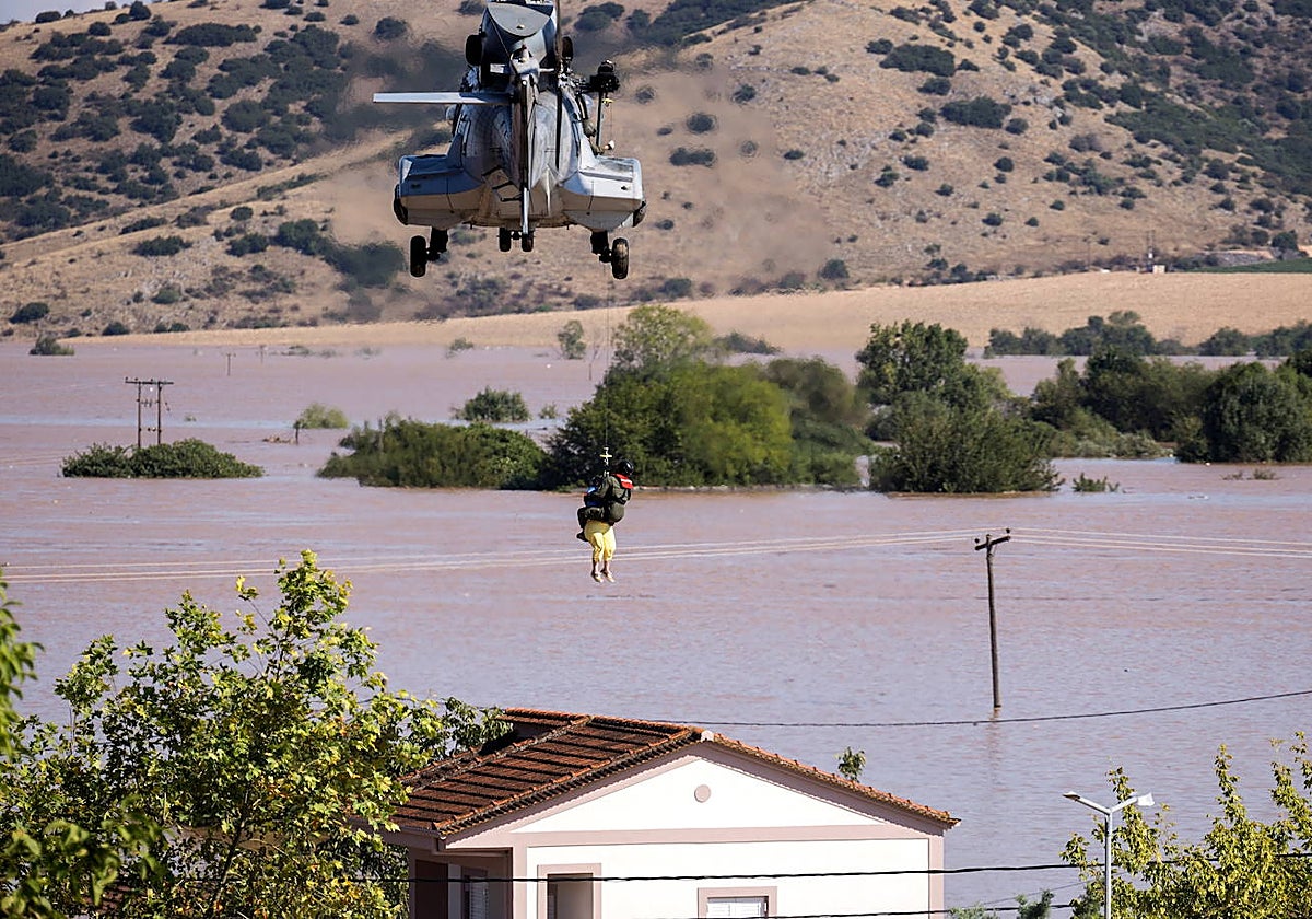 Un helicoptero rescatan a un griego que estaba atrapado en el tejado de su vivienda en Grecia central