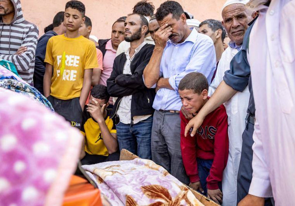 Ciudadanos marroquíes llorando a las víctimas