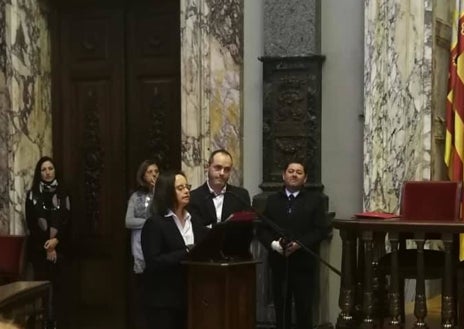 Imagen secundaria 1 - A los 22 y 24 años fue Fallera Mayor. En 2022 estuvo arropada por amigas y compañeras de partido como la actual alcaldesa de Valencia, María José Catalá. Es una apasionada del running y le gusta entrenar siempre que puede. A la derecha, durante su participación en 2017 en una 10K. A la izquierda, en 2019 representó a la función pública en la entrega de un premio del Ayuntamiento de Valencia por la inclusión laboral