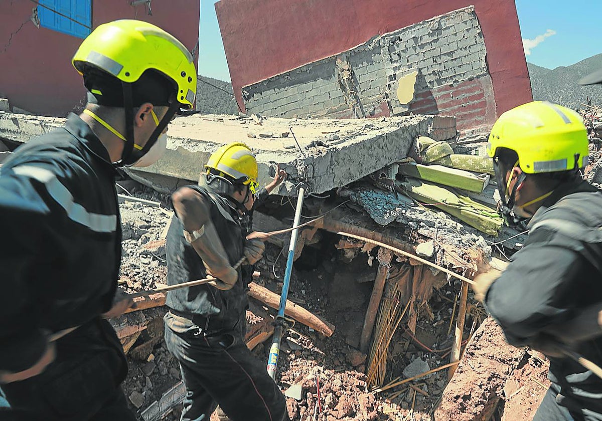 Equipos de rescate oficiales trabajan en las zonas más pobladas, pero no han podido llegar hasta las aldeas, las zonas más afectadas