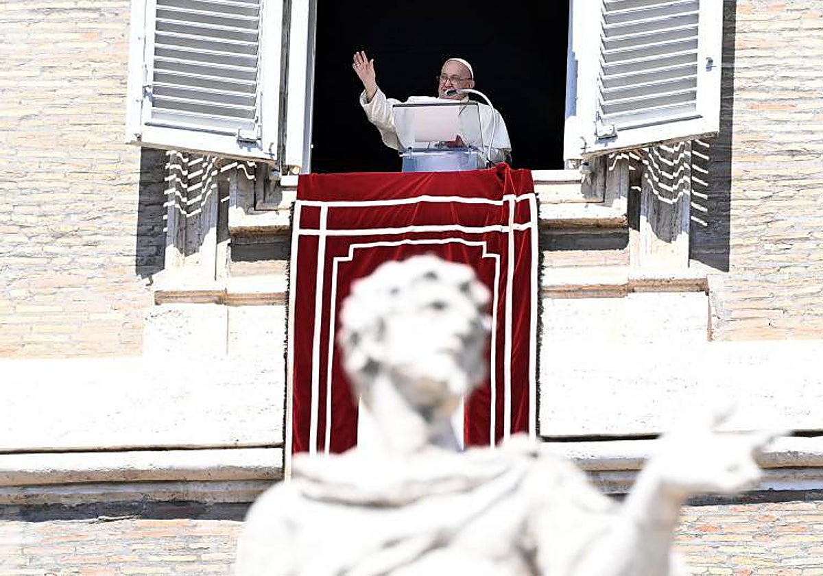 El Papa Francisco saluda a los fieles congregados en la plaza de San Pedro desde los apartamentos pontificios al finalizar el ángelus