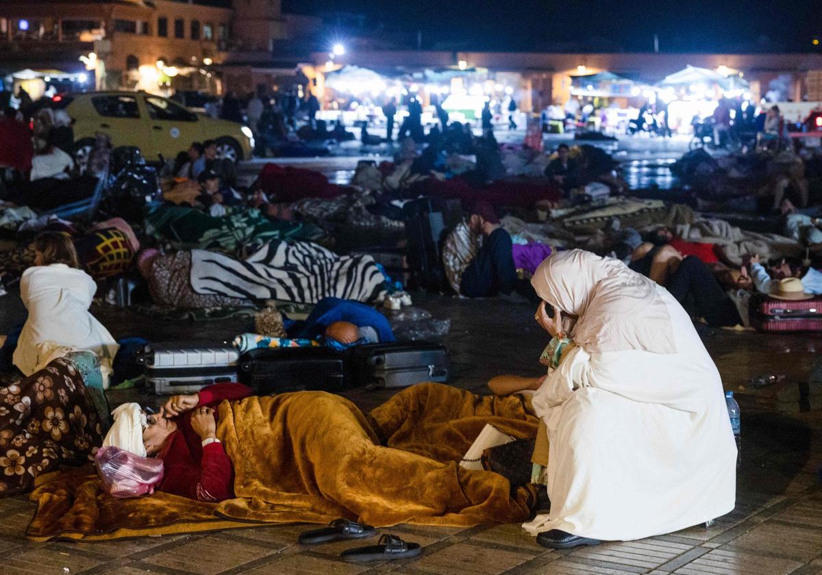 Varias personas duermen en la calle tras el terremoto que ha sacudido Marruecos