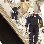 Los rescatistas españoles son los primeros en llegar a la zona cero