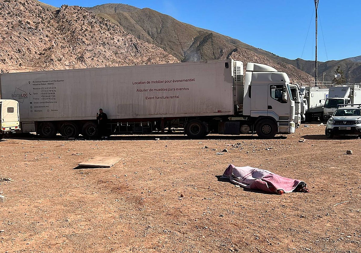 Un cadáver tirado a la espera de ser enterrado