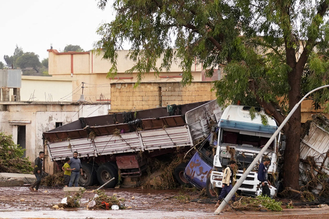 Un camión con remolque estrellado contra un árbol en la ciudad oriental de Bengasi tras el paso de la tormenta Daniel