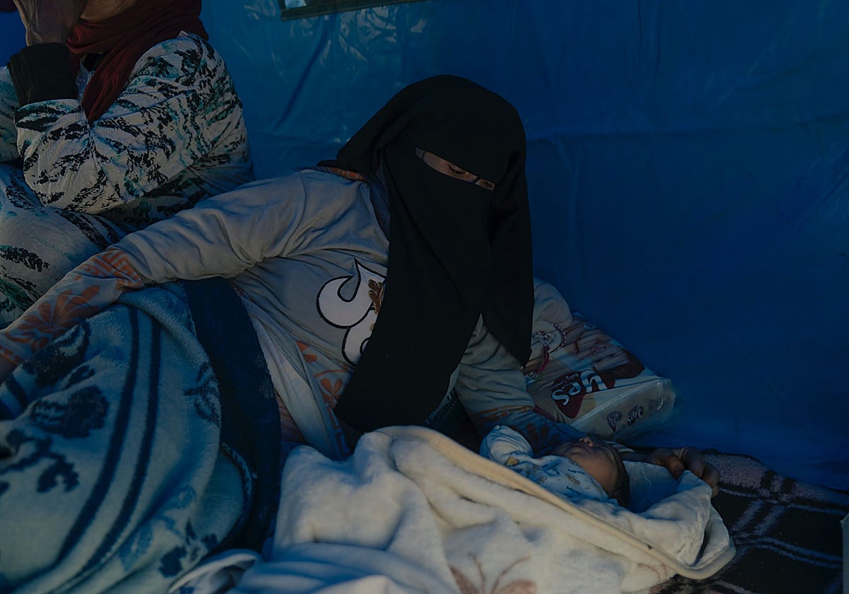 Jadima y su pequeña descansan en la tienda de campaña del campamento de Asni