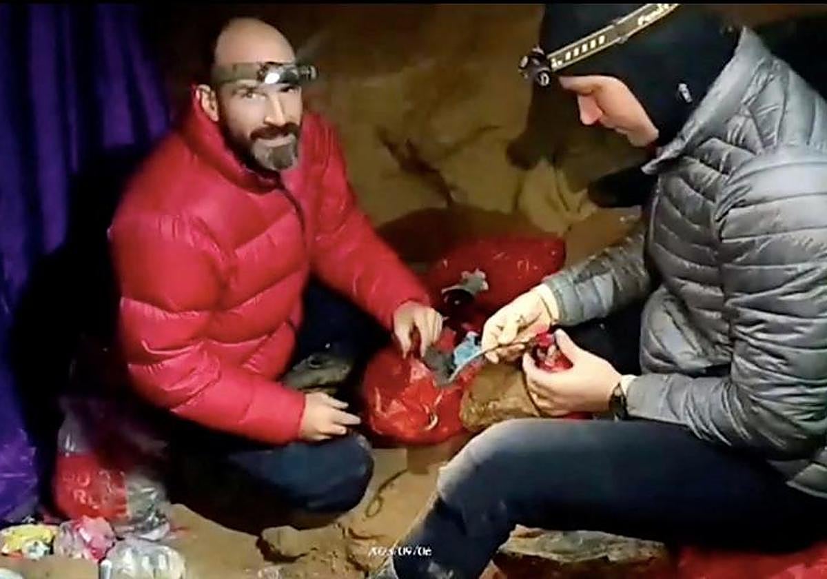 El espeleólogo Mark Dickey junto a uno de los rescatistas en la cueva