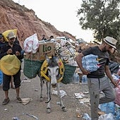 Ayuda en burro y carreteras liberadas con las manos: la logística en el inaccesible epicentro del terremoto