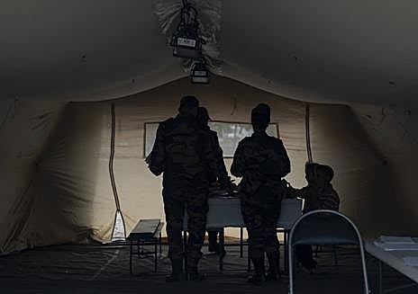 Imagen secundaria 1 - Los equipos de rescate empiezan a retirarse de Marruecos y dejan paso a la ayuda humanitaria: «No hay más desaparecidos que buscar»