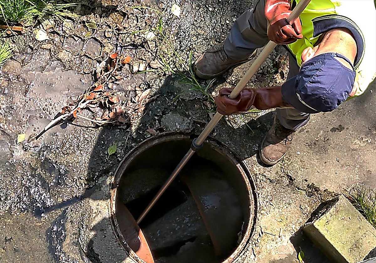 Técnicos recogiendo muestras en el alcantarillado de Sant Cugat, Barcelona
