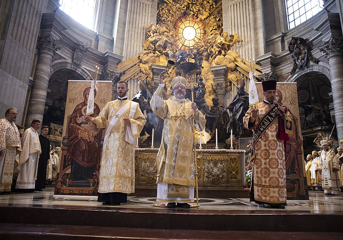 El arzobispo de Kiev, Sviatoslav Shevchuk, da la bendición desde el altar de San Pedro al finalizar la misa