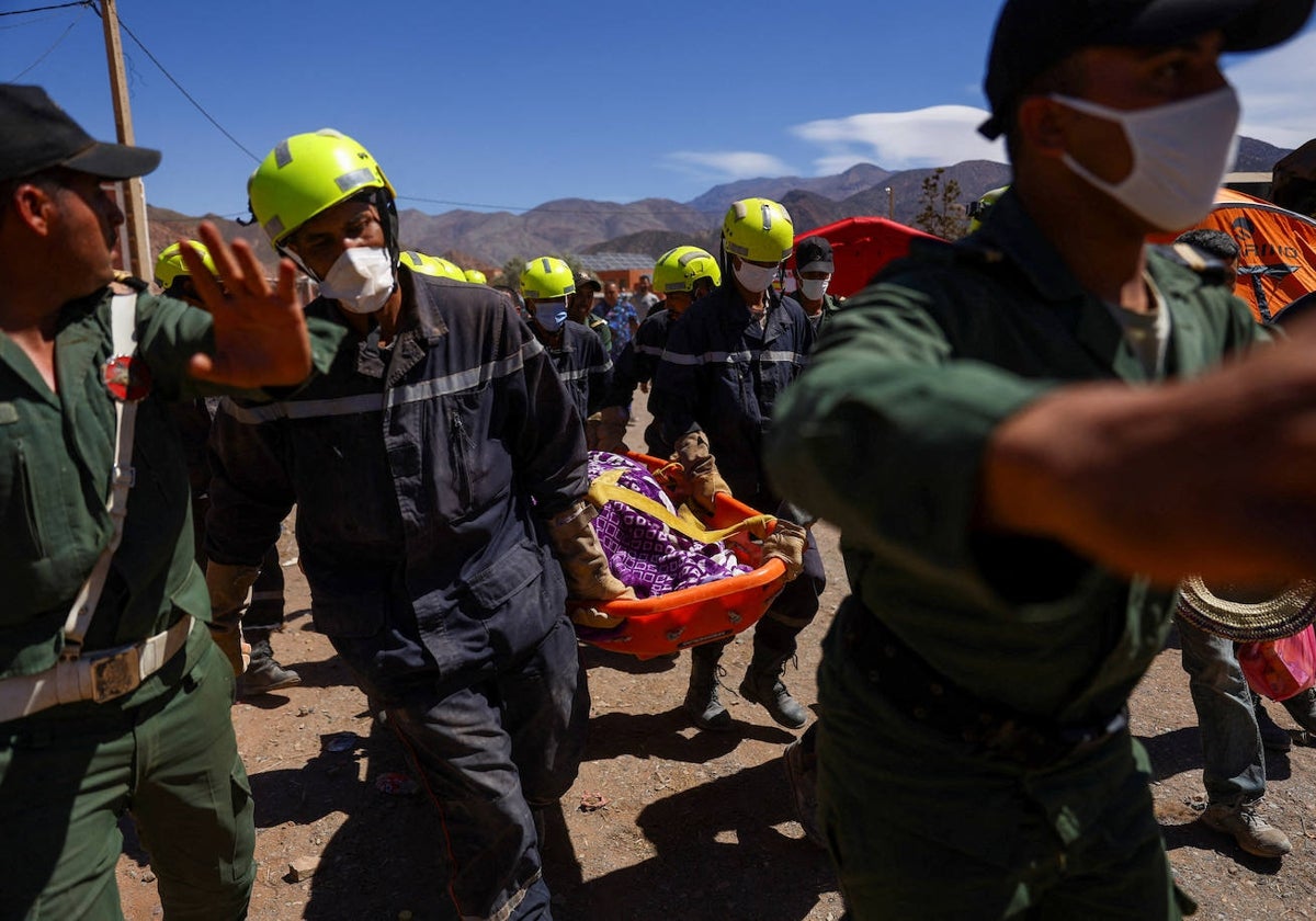 Los equipos de rescate transportan el cadáver de una víctima del terremoto de Marruecos