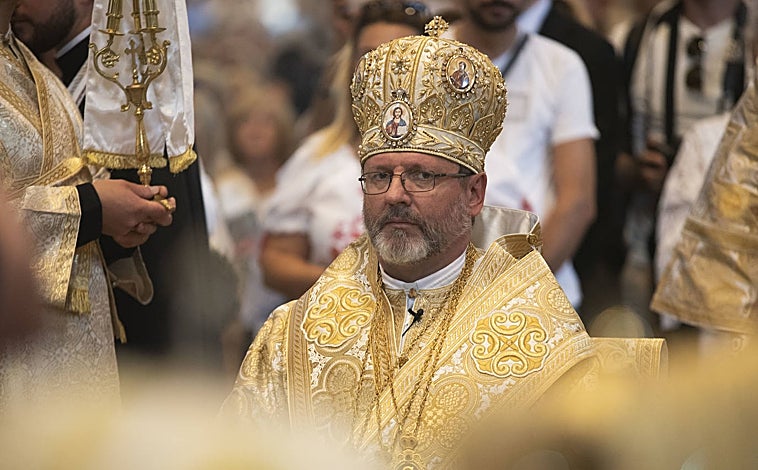 Imagen principal - Arriba, un primer plano del arzobispo de Kiev, Sviatoslav Shevchuk. Debajo, dos imágenes de los fieles que se congregaron en la basílica a de San Pedro del Vaticano para la celebración de la eucaristía con los obispos ucranianos