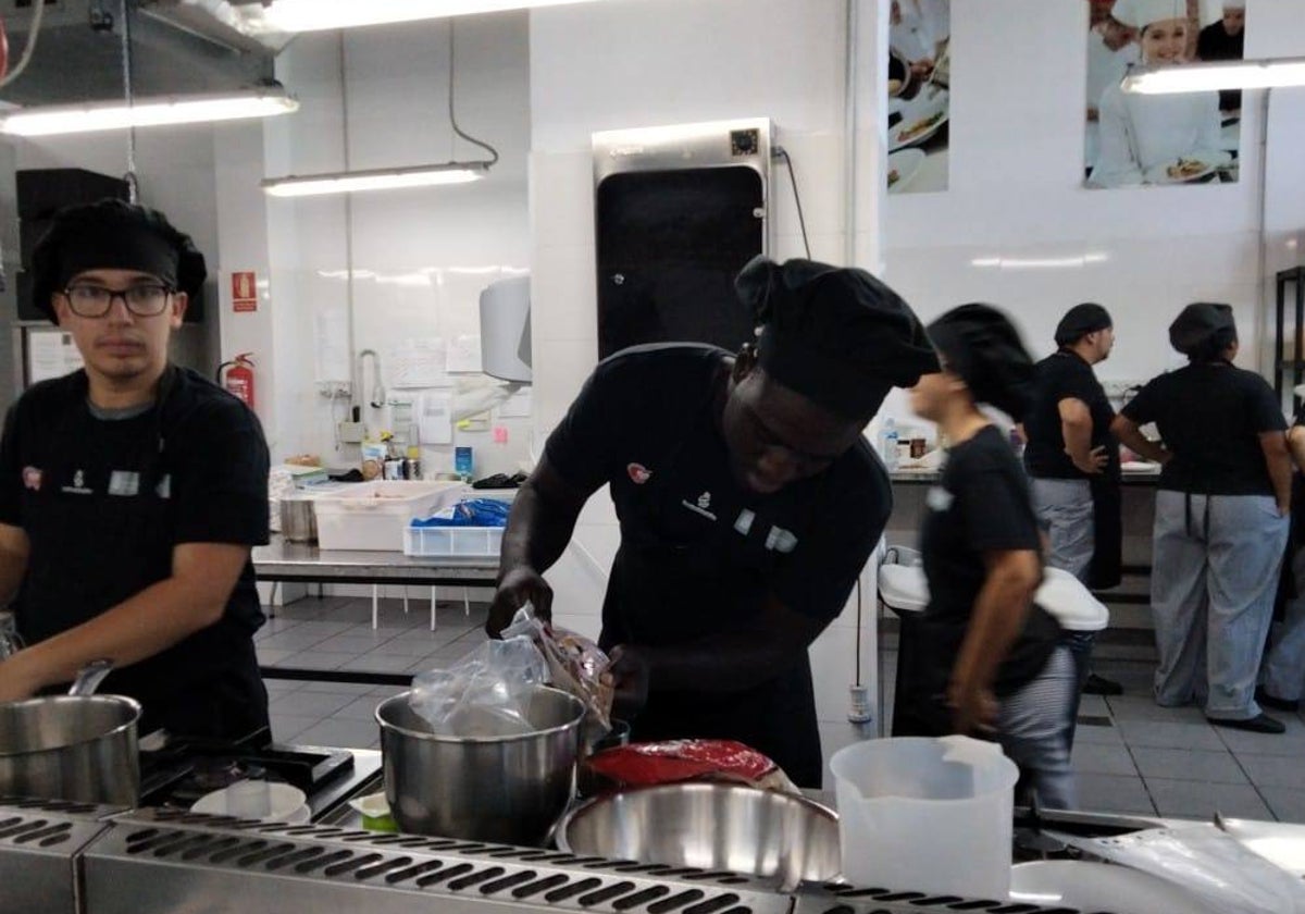 André, en el centro, en el curso de cocina que le permitió encontrar un trabajo tras su llegada en patera