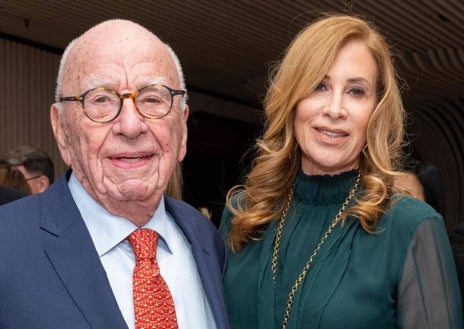 Imagen secundaria 1 - En la imagen superior, Rupert Murdoch junto a su hijo Lachlan, quien ahora le sucede, en una comparecencia en Adelaida (Australia). Debajo, a la derecha, junto a su novia, Ann Lesley Smith, y su cuarta mujer, la modelo y ex de Mick Jagger, Jerry Hall. 