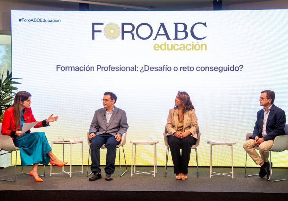 De izq. a dcha.: La periodista de ABC, Josefina G. Stegmann; Ismael Sanz, profesor de Economía de la Universidad Rey Juan Carlos; Guadalupe Bragado Cordero, directora adjunta del Área de Formación Profesional de la Fundación Universitaria San Pablo CEU y Antonio Cabrales, catedrático de Economía de la Universidad Carlos III