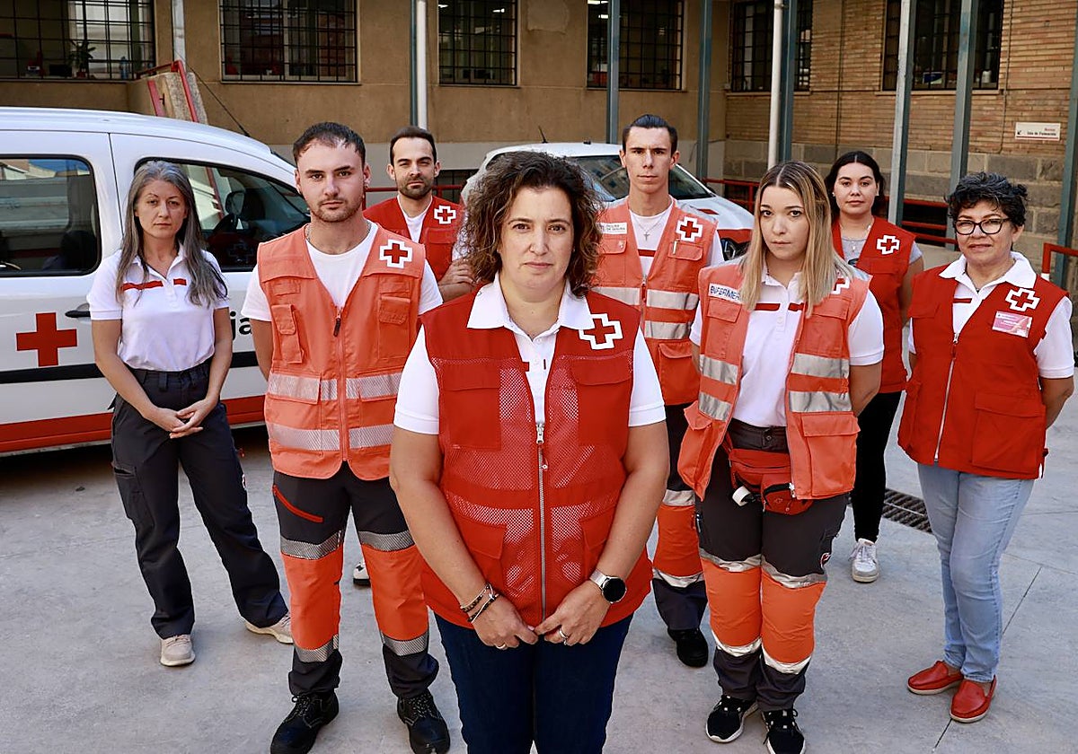 Arriba, Victoria Azorin con parte del equipo de Cruz Roja que ha acompañado a los familiares de las víctimas del incendio de Murcia