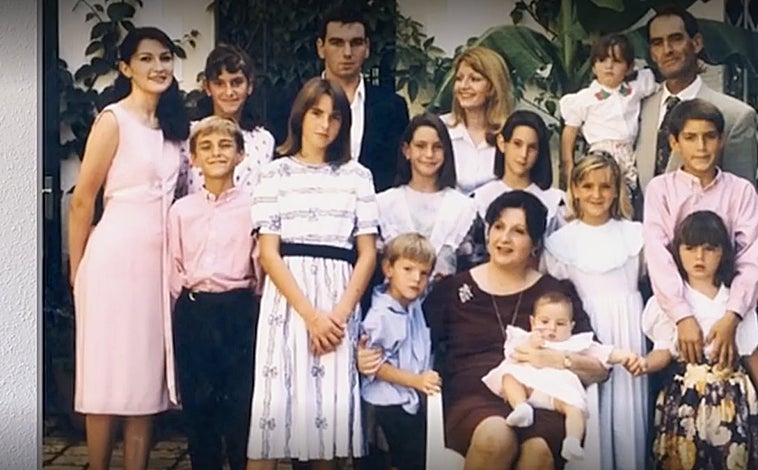 Imagen principal - Arriba, la familia al completo (menos los dos hermanos fallecidos). Debajo, María Durán junto a Xavier Bellido, su segundo marido. A la derecha, con uno de sus hijos, en una imagen extraída de uno de los vídeos.