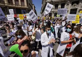 Los médicos residentes españoles trabajan más y descansan menos de lo que aconseja la directiva europea