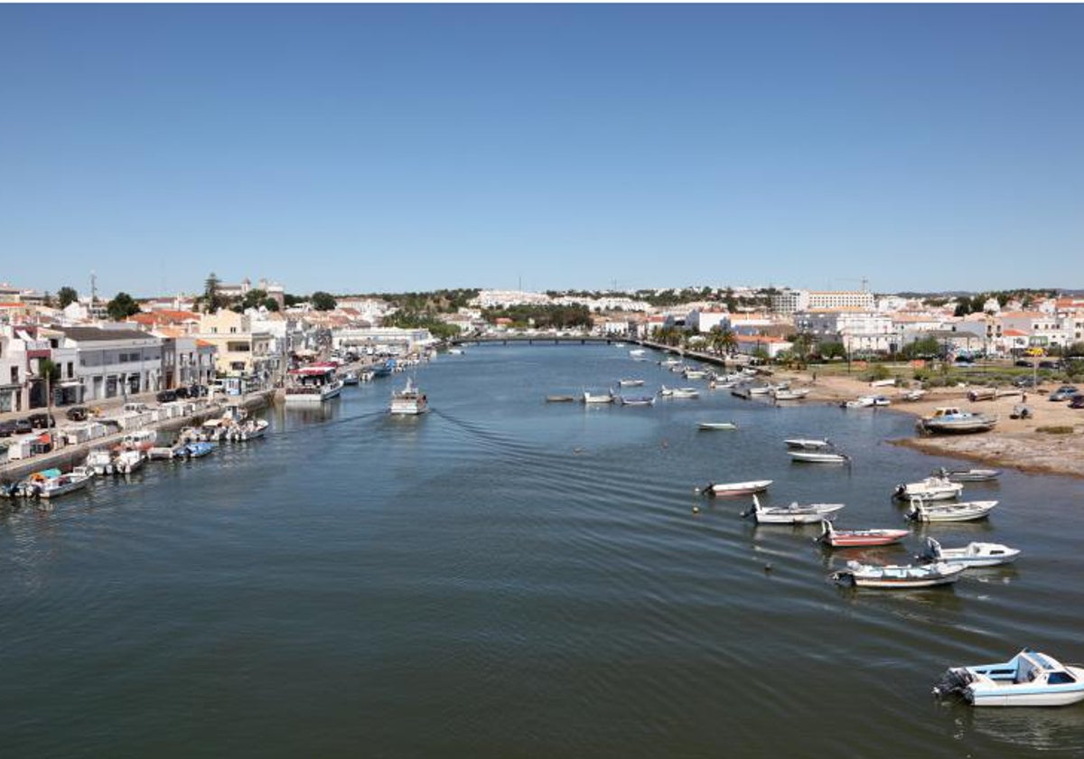 La localidad de Tavira, una de las más visitadas del Algarve portugués