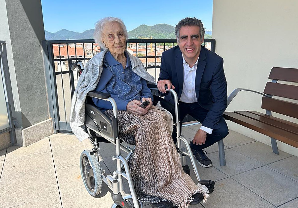 Maria Branyas, junto a Manel Esteller, en la residencia de Olot