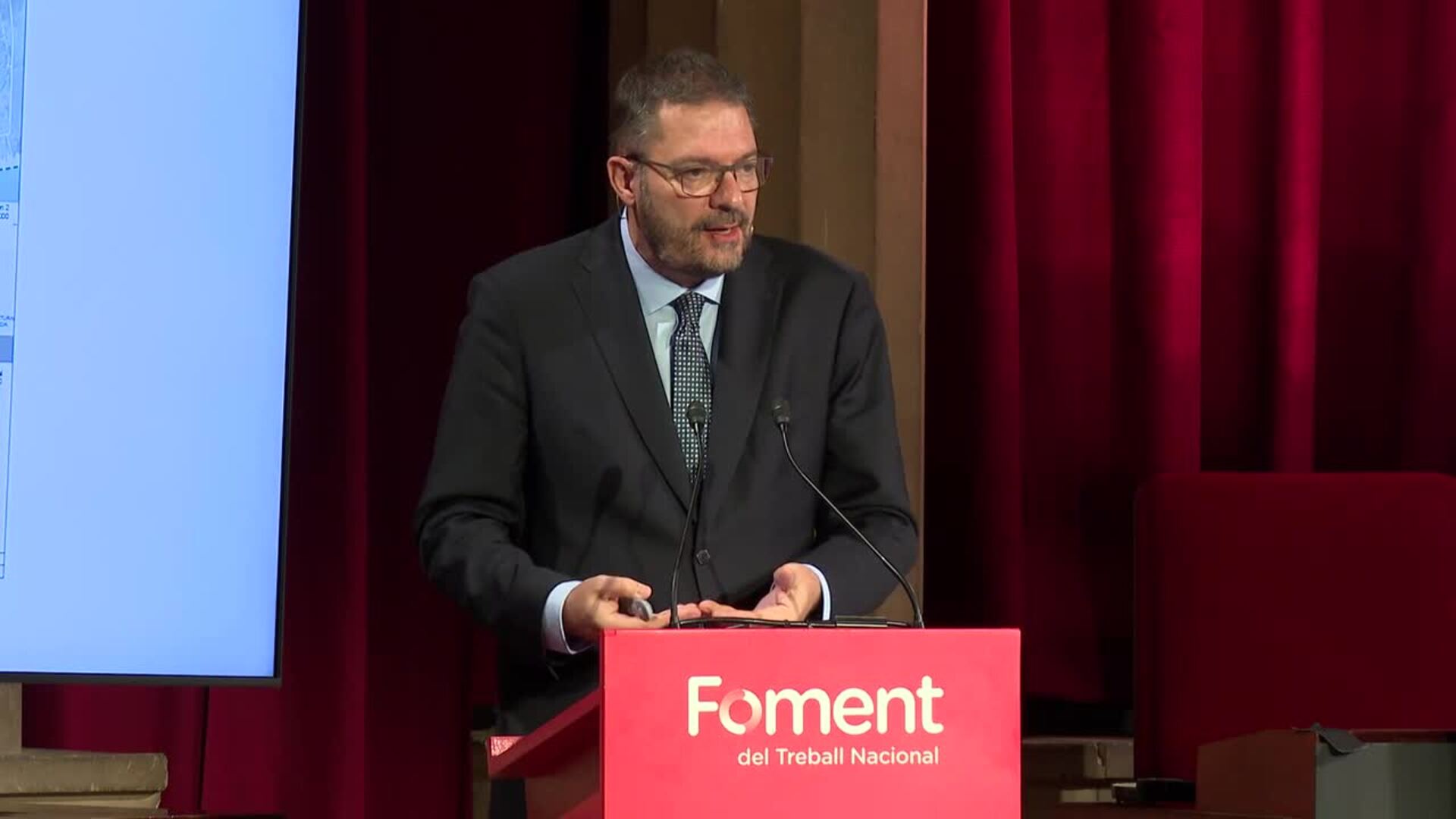 Foment plantea alargar la pista del Aeropuerto de El Prat por encima de la Ricarda