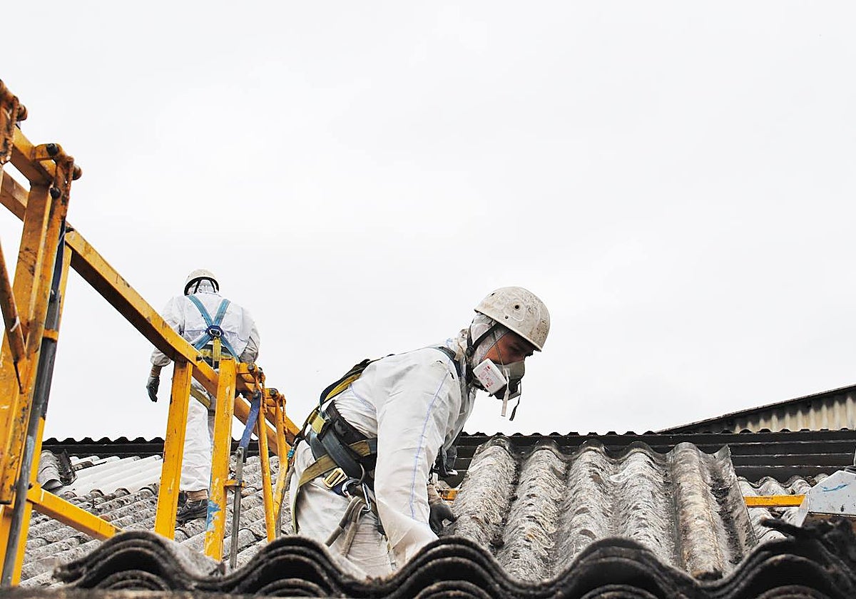 Operarios trabajan para eliminar el amianto de un tejado