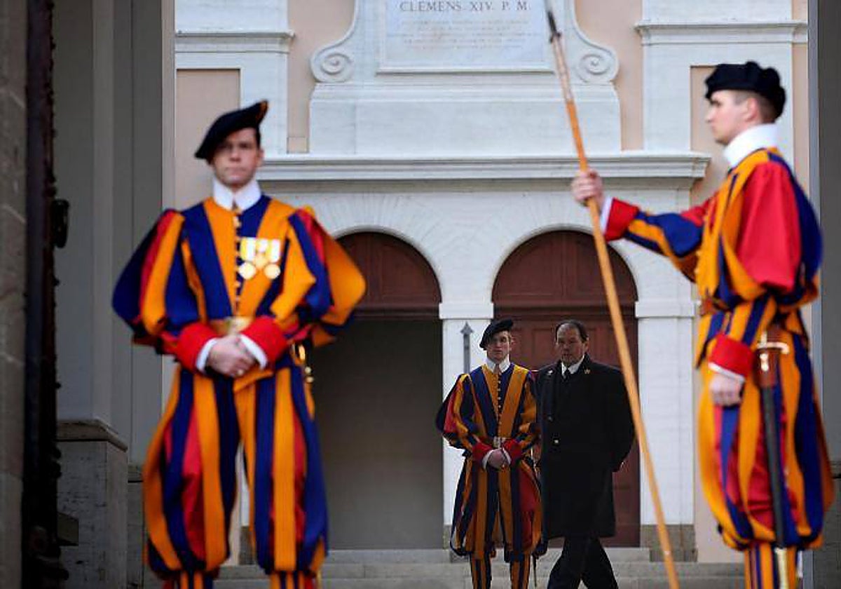 Trabajar en el Vaticano y acompañar a los guardias suizos, en la foto en Castel Gandolfo, ya es posible a través de su portal de empleo