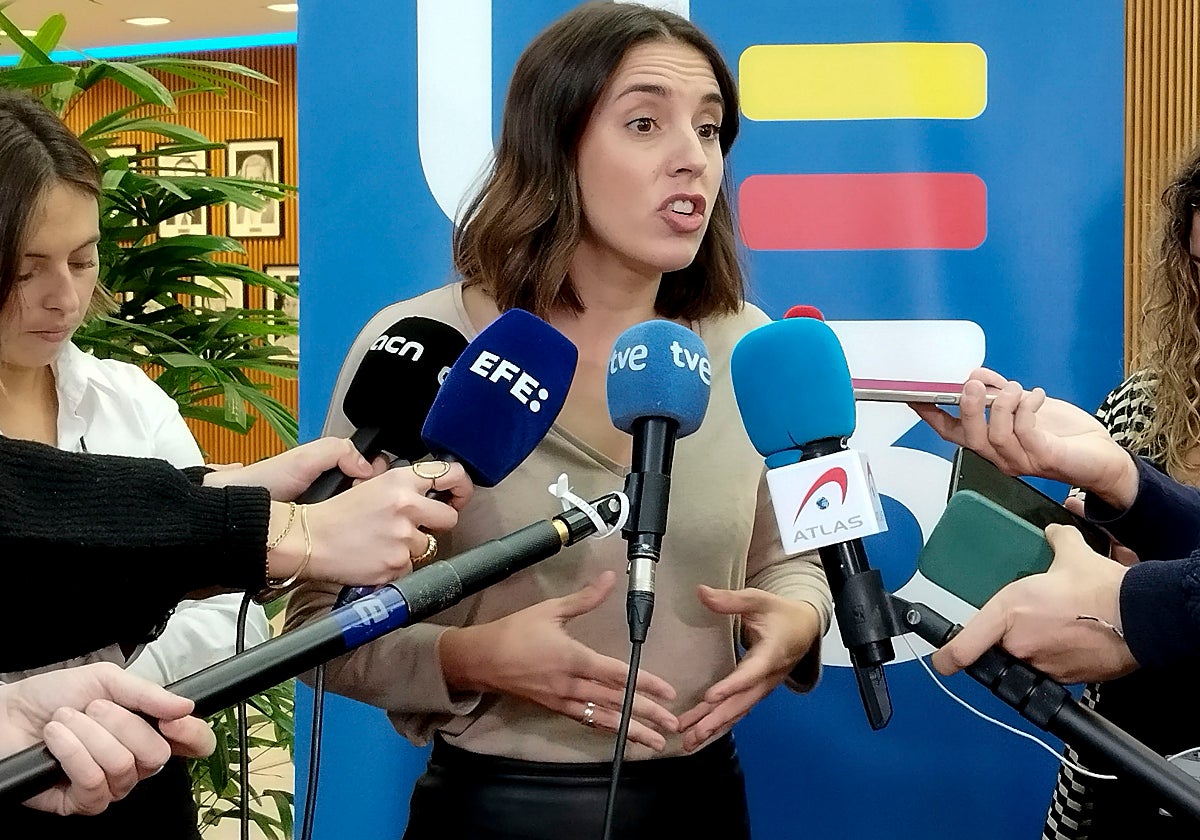 La ministra de Igualdad en funciones, Irene Montero, realiza declaraciones ante los medios de comunicación durante su visita al Parlamento europeo en Bruselas, este martes