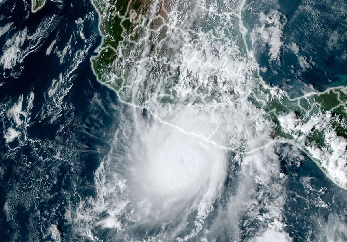 Vista satelital del huracán Otis impactando Acapulco, México