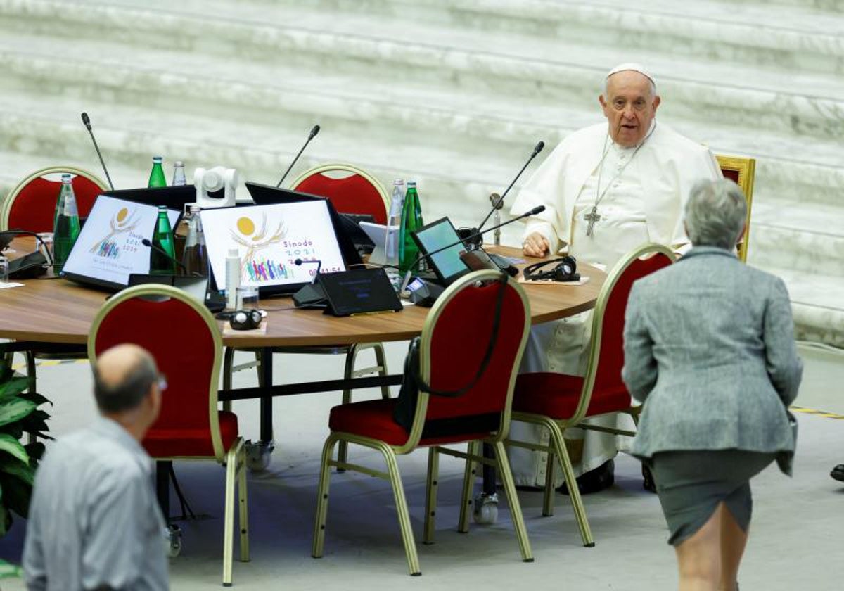 Una de las participantes en el sínodo se dirige al Papa al comienzo de una sesión de esta semana