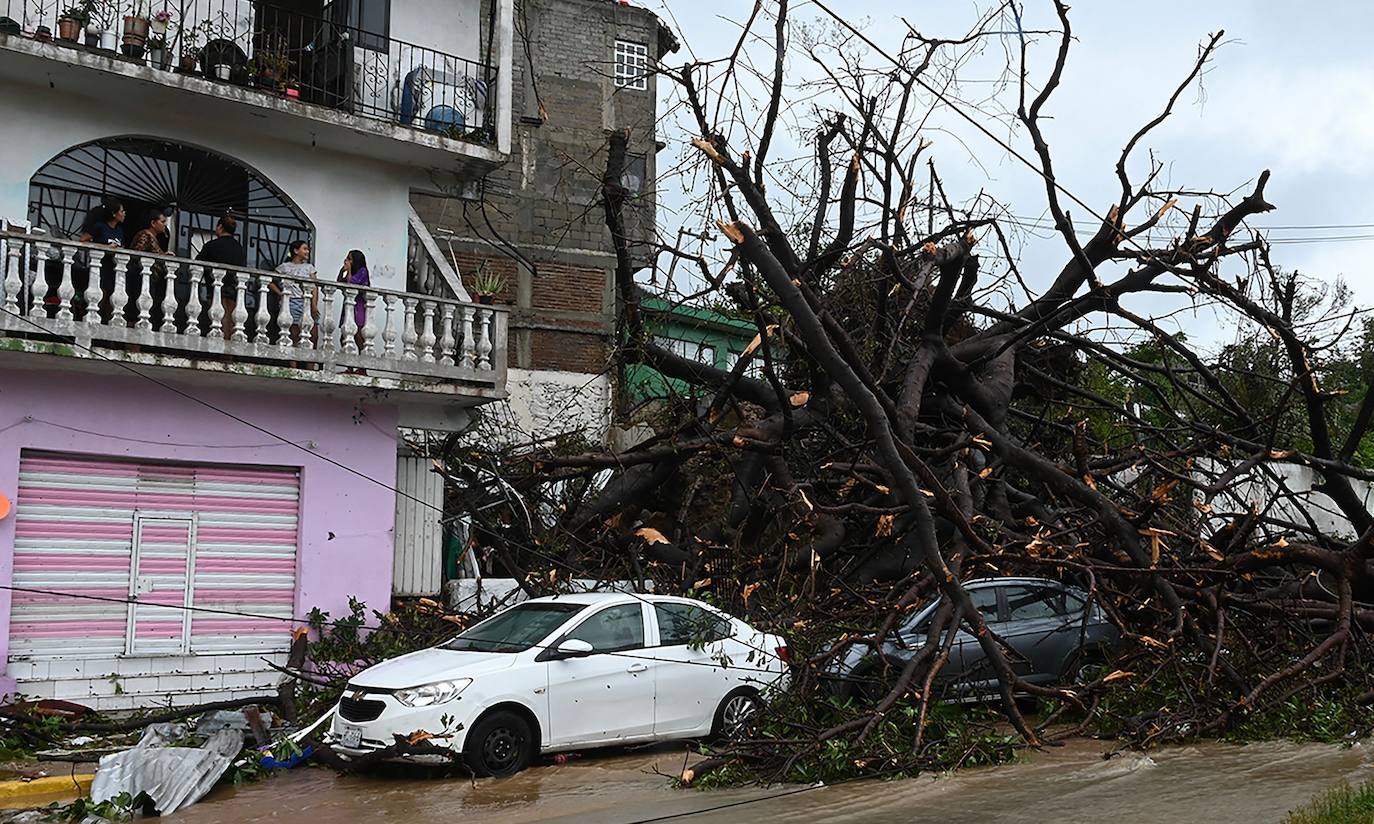 Las autoridades mexicanas se apresuraron a enviar ayuda de emergencia, restablecer las comunicaciones y evaluar los daños en el balneario de Acapulco