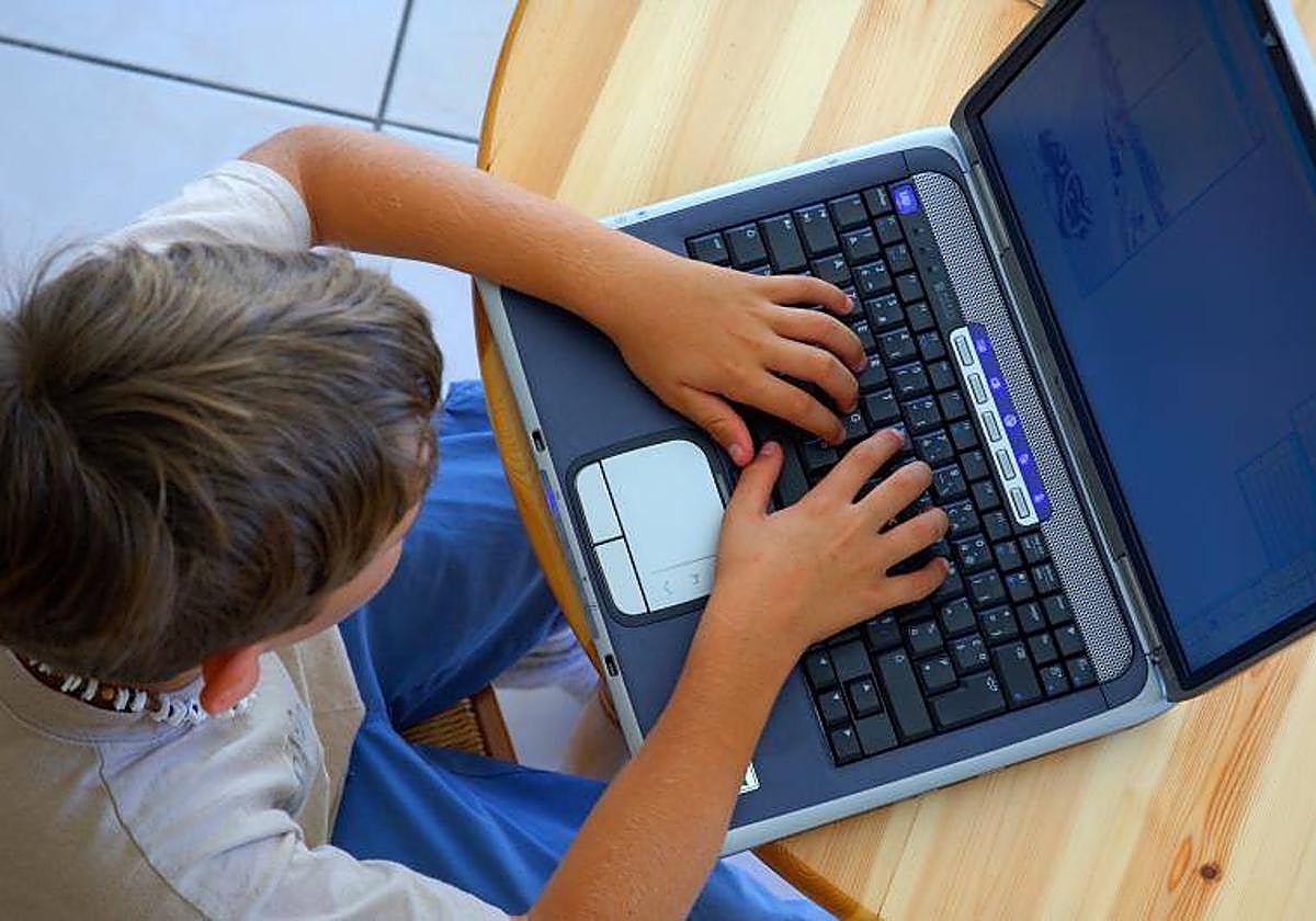 Detenido un youtuber por agresión sexual a un menor de 13 años