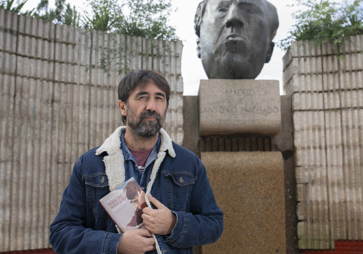 Fernández, filólogo y profesor de Lengua y Literatura, junto a un busto de Machado en Madrid