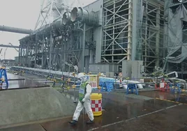 Trabajadores de la planta nuclear de Fukushima son enviados al hospital tras ser salpicados con agua contaminada