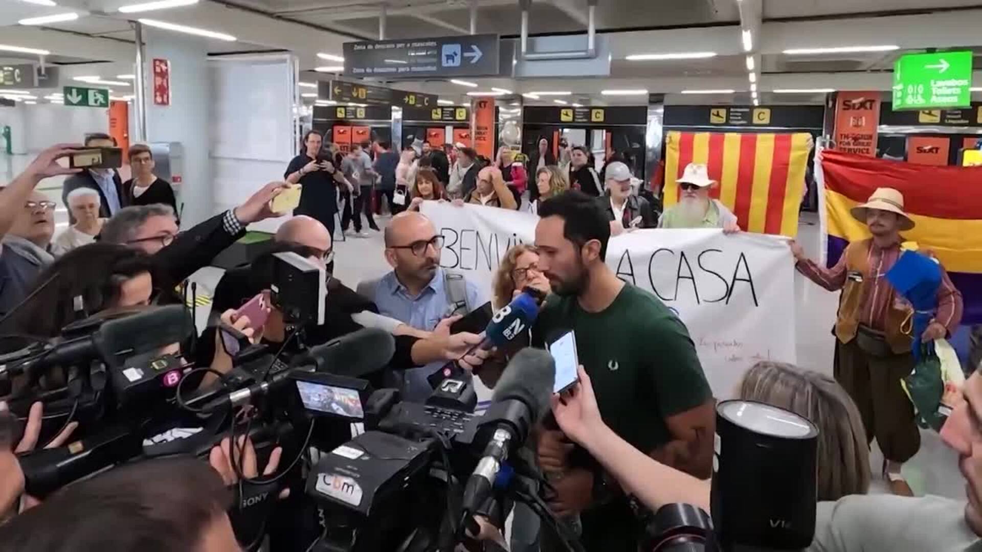 El rapero Valtònyc vuelve a Palma rodeado de su familia y amigos