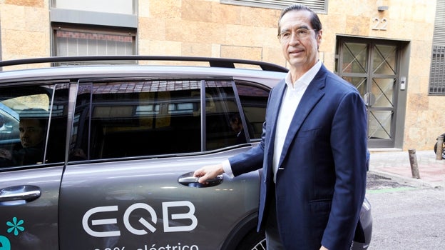 El cirujano Mario Alonso Puig, a su llegada al evento a bordo de un coche eléctrico EQB de Mercedes-Benz