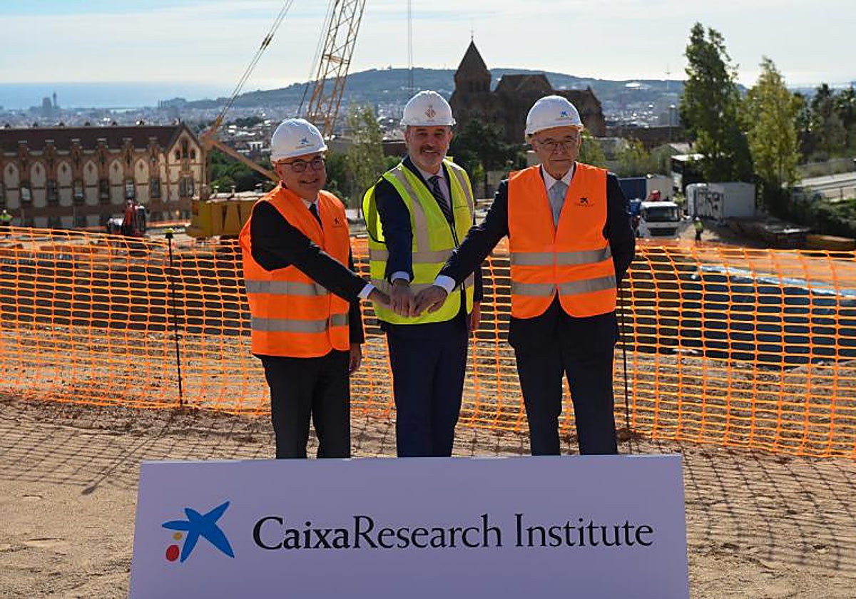 De izquierda a derecha, el investigador Josep Tabernero, el alcalde de BarcelonaJaume Collboni, y el presidente de la Fundación La Caixa, Isidre Faine, en la colocación de la primera piedra del centro