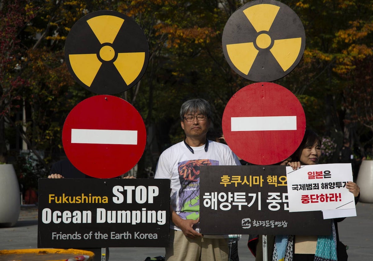 Protesta en Seúl contra el tercer vertido japonés de agua radiactiva de Fukushima