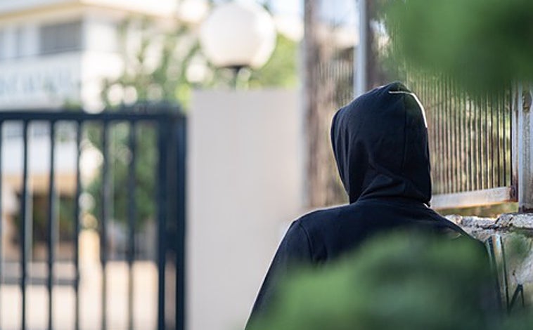 Imagen principal - Arriba, Roberto posa en la entrada del IES Calvià (Mallorca)donde estudian sus hijos. Abajo, a la izq., una profesora del instituto público de Calvià se niega a corregir las tareas de su asignatura de Valores Éticos si están escritos en castellano. La advertencia se hizo a los chavales de 4º de ESO y a través de un mensaje a los dispositivos electrónicos. A la dcha., el director del IES Calvià justificó a Roberto que no se evaluara el trabajo de su hijo por no estar en catalán: «La normativa vigente es clara y los profesores la conocen». «Es la norma que debemos aplicar como funcionarios públicos».