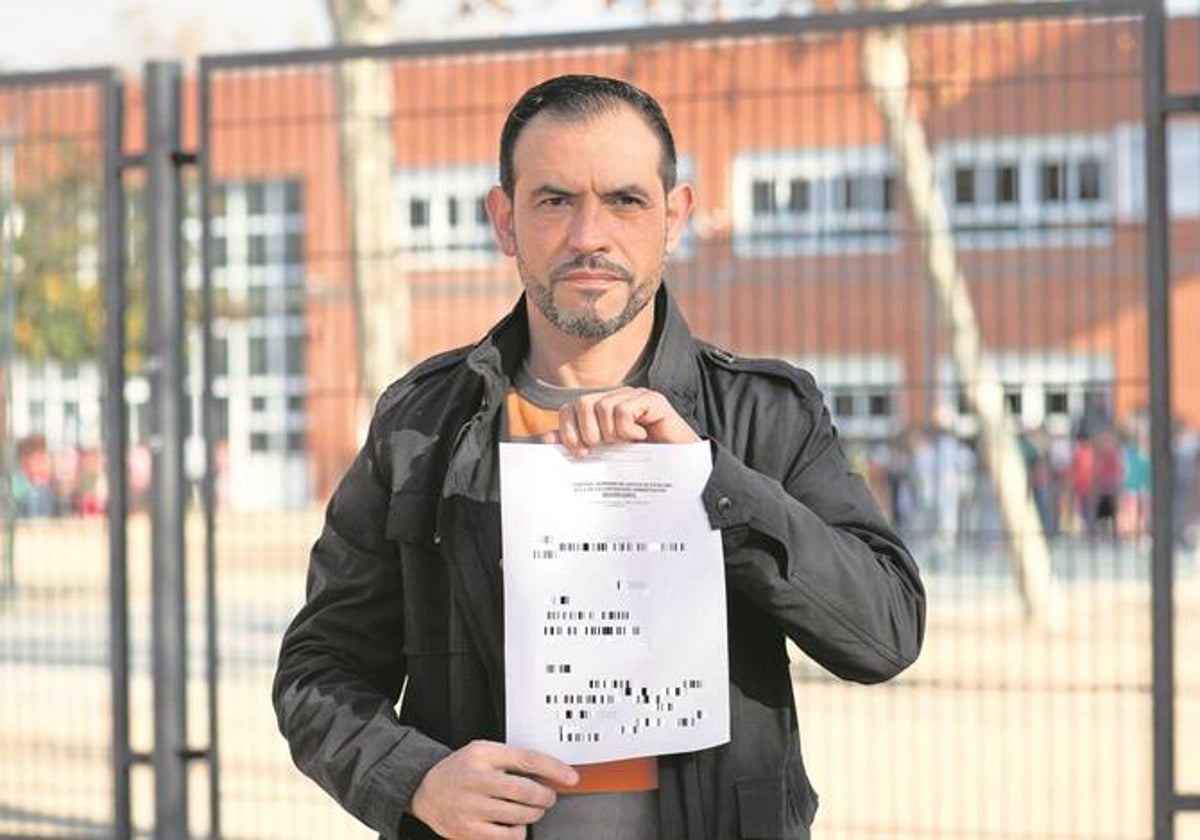 Jordi López, padre del alumno al que han concedido más castellano, frente a las instalaciones educativas