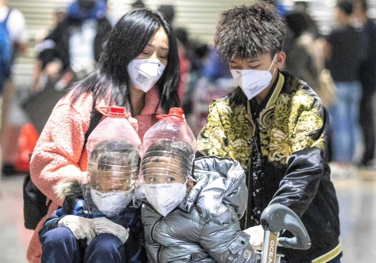 Niños chinosllevan una protección facial improvisada con botellas de agua para protegerse del coronavirus en una imagen de archivo